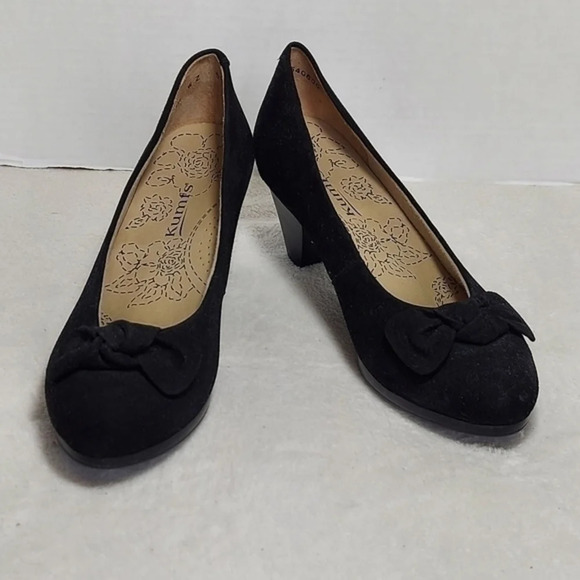 Black Suede Kumfs‎ Center Bow Heels - Picture 8 of 16